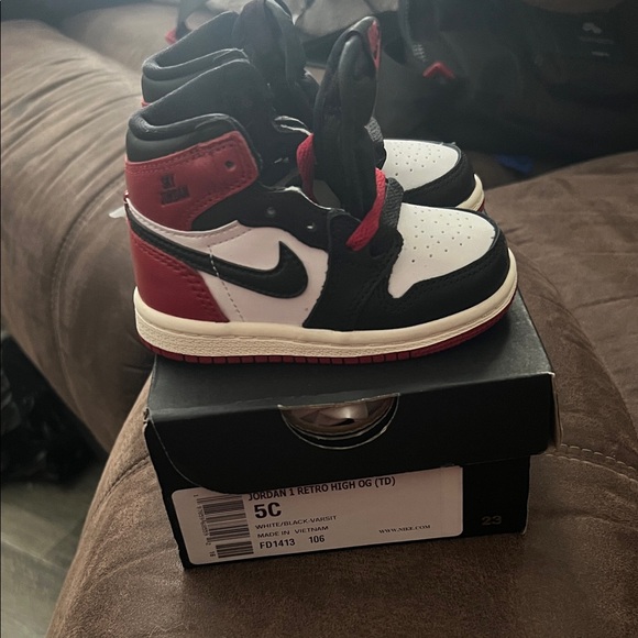 Nike Kids Air Jordan 1 High OG - Black, White, Red nwt 5c - Picture 3 of 6